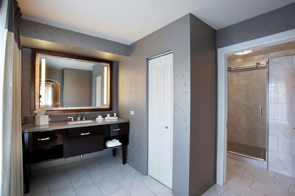 Suite, 1 King Bed - Photo 6