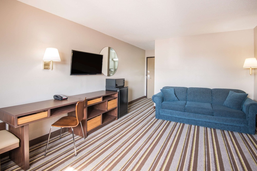 Suite, 1 King Bed photo 2