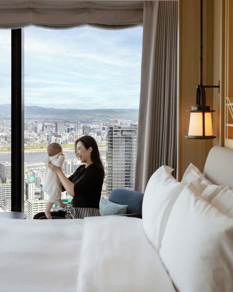 Premium Room, 1 King Bed thumbnail 5