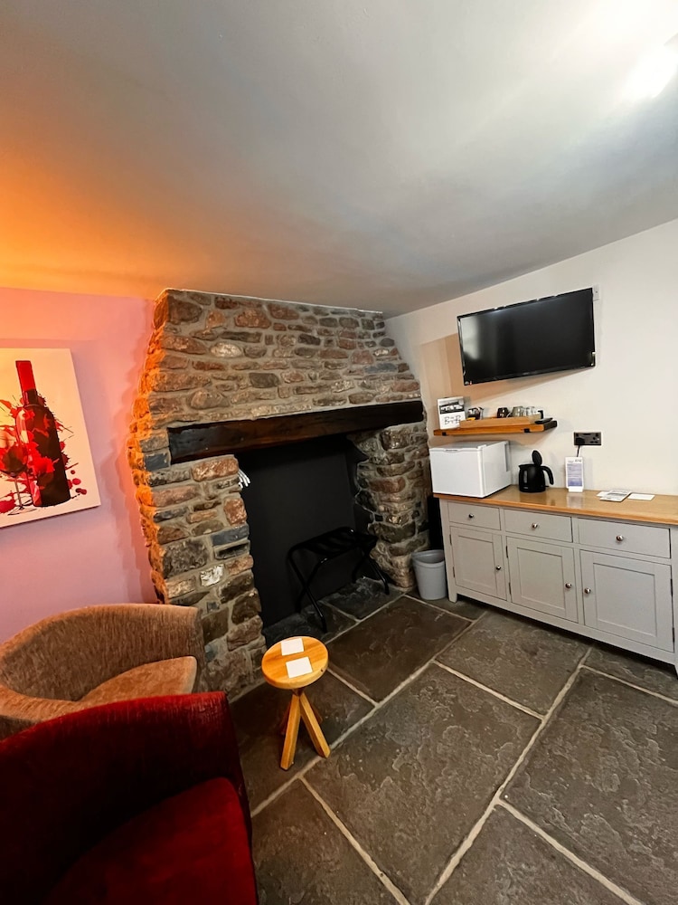 Double Room, Ensuite, Ground Floor (Red Room) photo 3