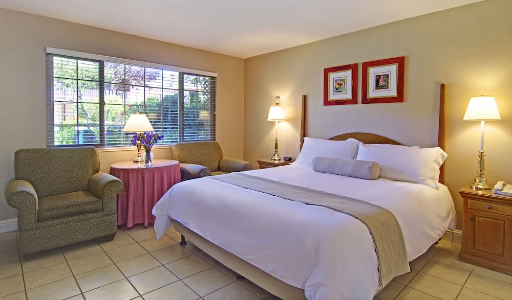 Standard Room, 1 King Bed (Non Pet-Friendly) photo 2