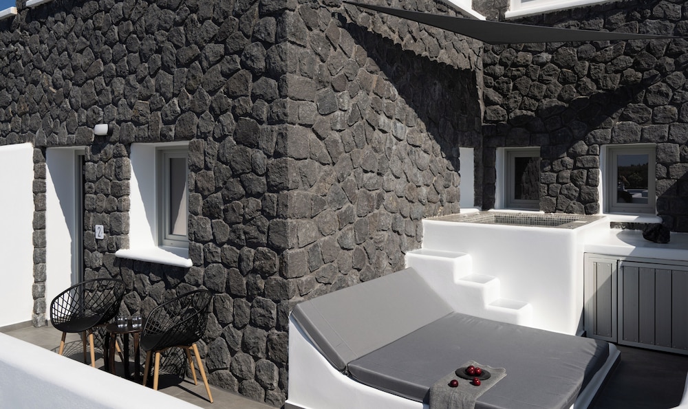 Elegant Suite with Hot Tub - Photo 12