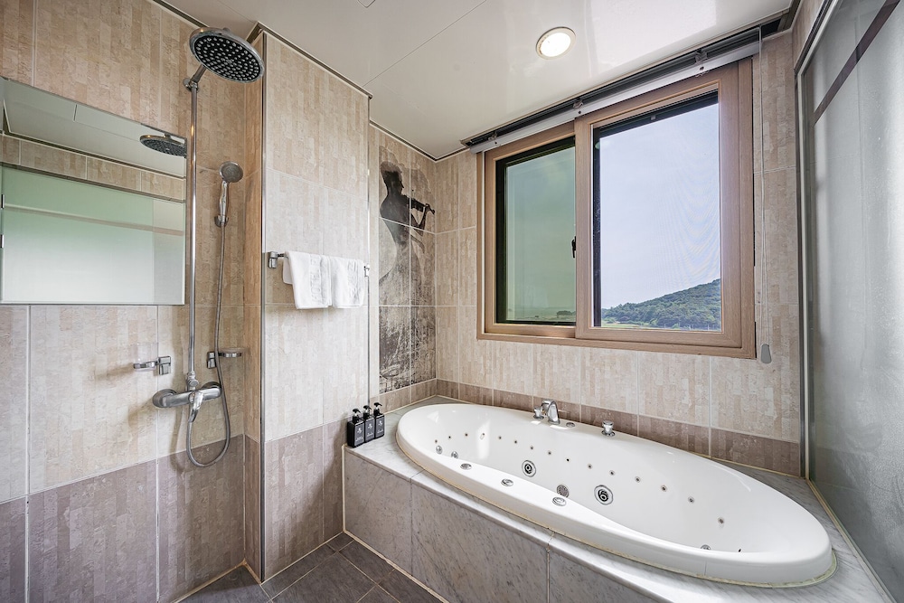 Deluxe Double Room with Complimentary Airport Pick-up & Drop-off (excluding weekends and holidays) photo 2