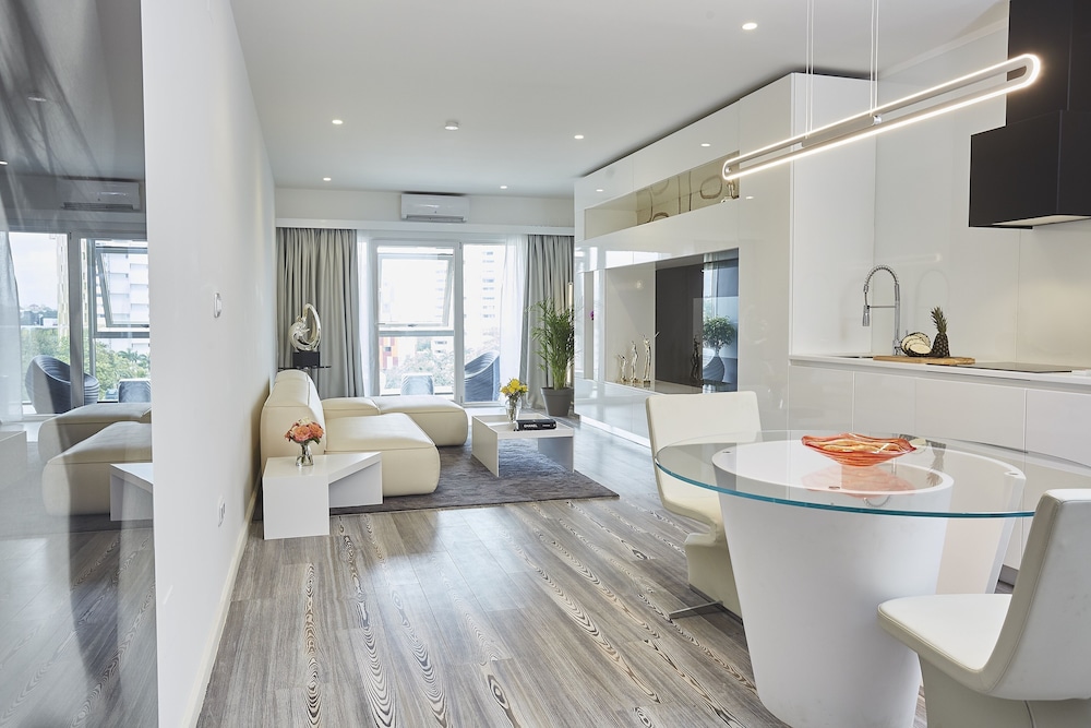 Executive Suite - Photo 2