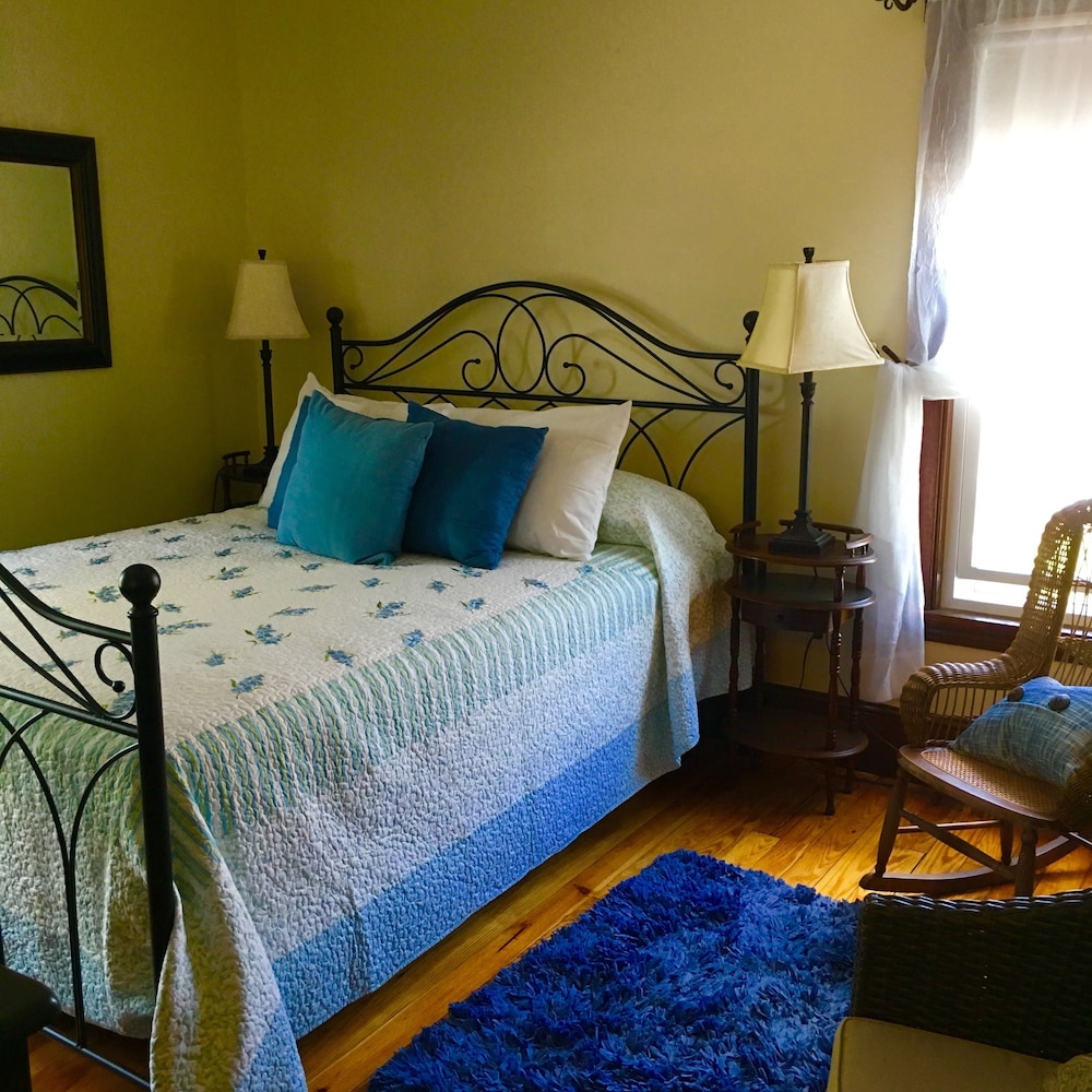 Standard Single Room, 1 Queen Bed, Shared Bathroom photo 2