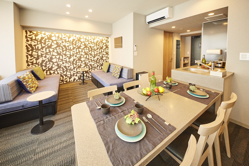 Grand Family Room thumbnail 5
