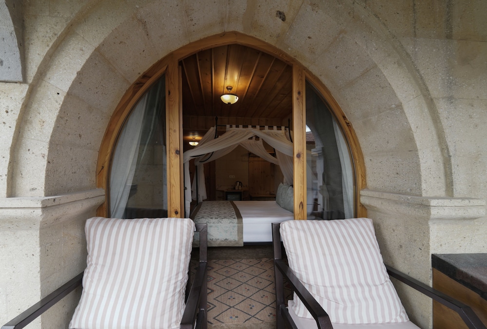 Stone Deluxe Room with Balcony - Photo 11