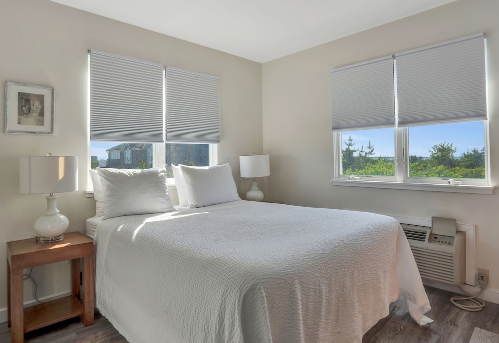 Partial Ocean View 2BD Corner Queen and 2 Twins