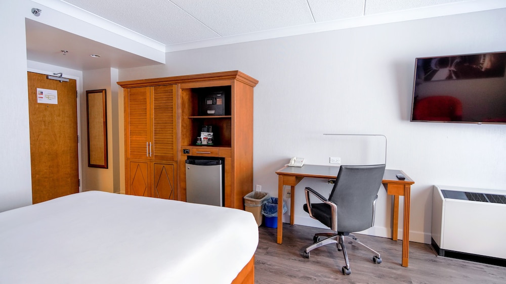 Classic Room, 1 Queen Bed, Balcony photo 2