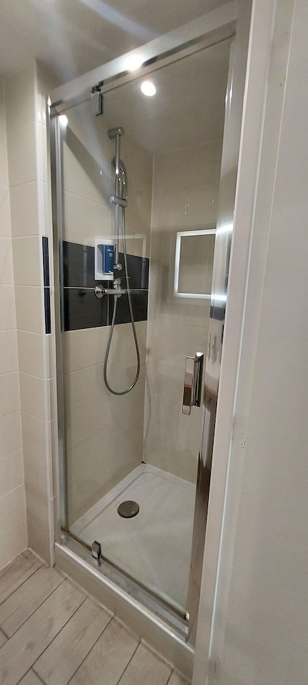 Standard Double Room - Photo 8