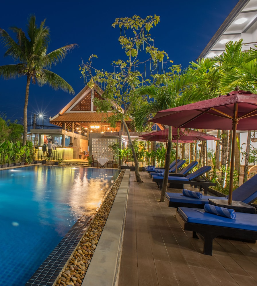 Deluxe Pool View with Balcony-Free Pickup