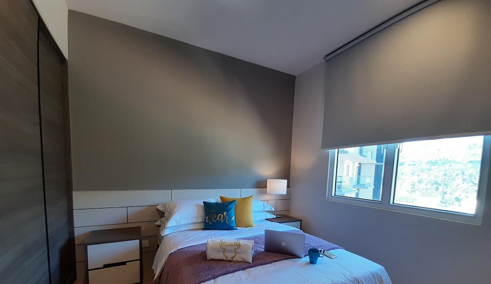 2-Bedroom Deluxe Suite with Balcony - Photo 2