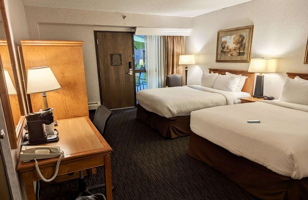 Standard Room, 2 Queen Beds, Refrigerator & Microwave, Poolside - Photo 2