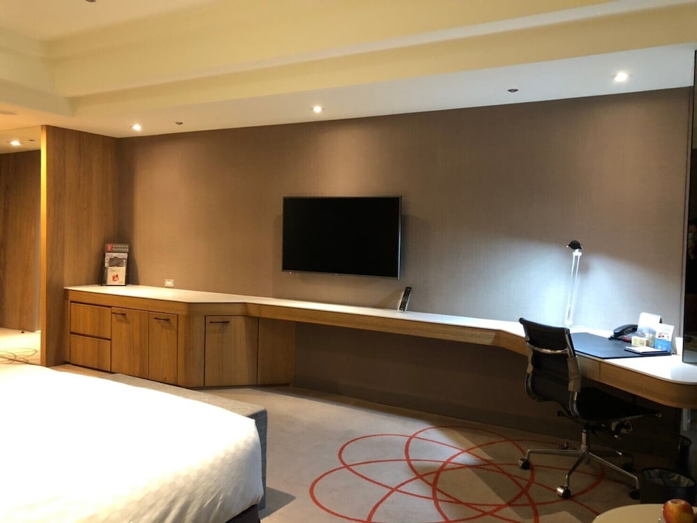 Deluxe Room, 1 Queen Bed - Photo 4