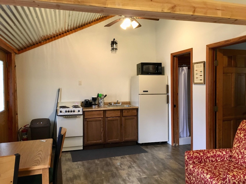 Standard Duplex, 1 Bedroom, Partial Lake View photo 3