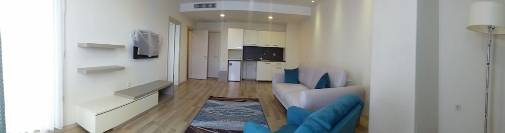 Suite, 1 Queen Bed, Smoking photo 1