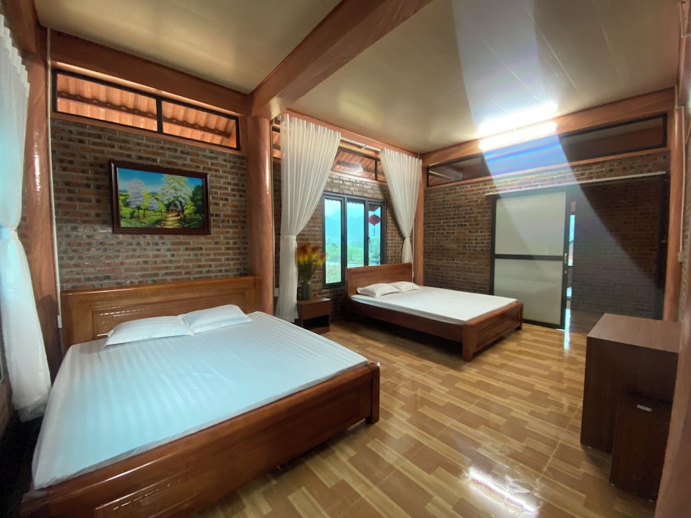 Panoramic Quadruple Room, Hill View photo 3