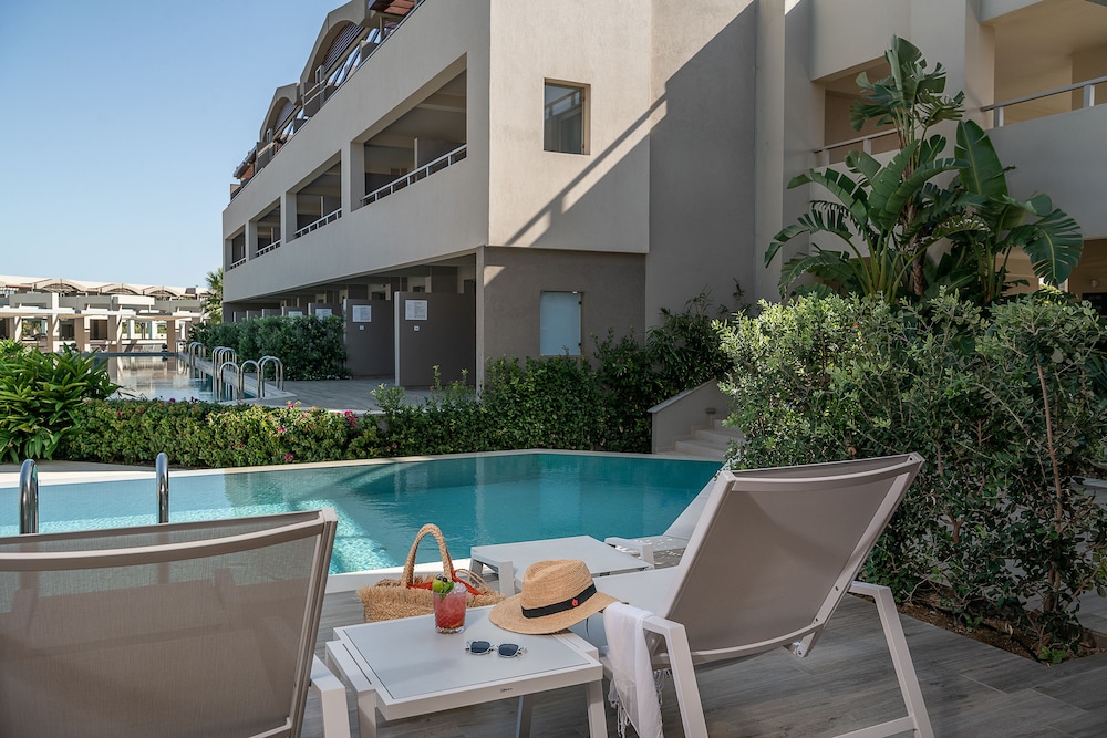 Family Suite, Pool Access thumbnail 5