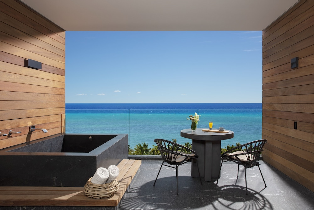 Preferred Club Junior Suite King Ocean Front