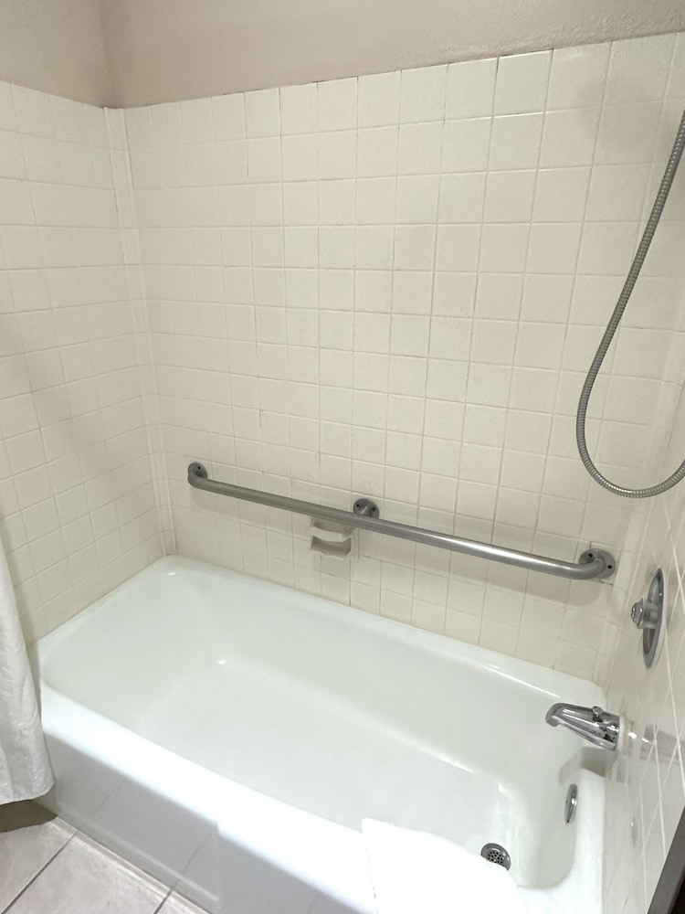 Standard Room, 1 Queen Bed, Non Smoking, Pets Allowed - Photo 10