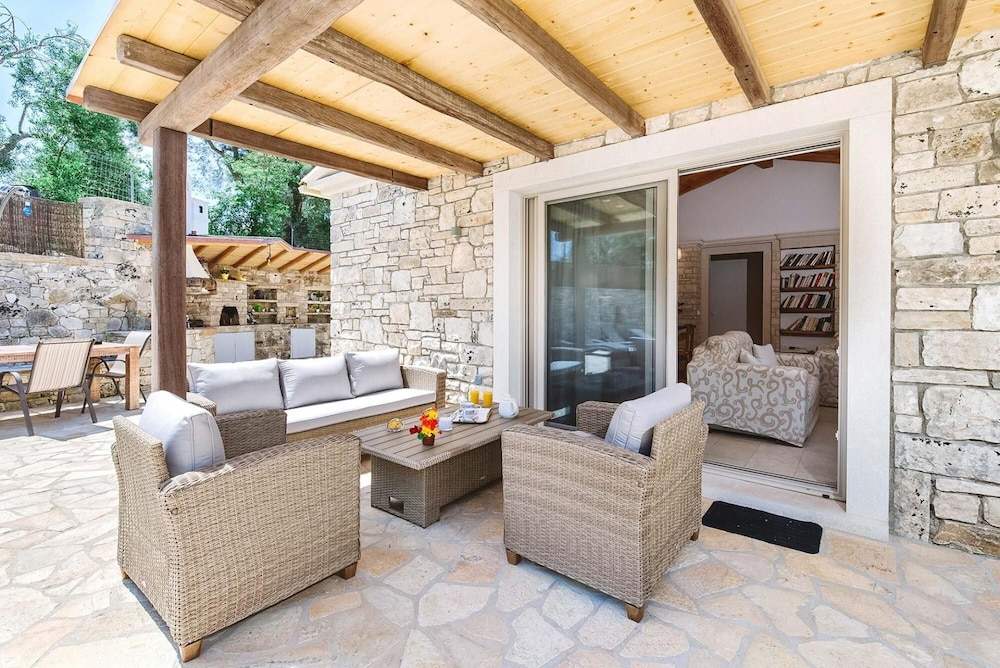 Villa, Smoking photo 3