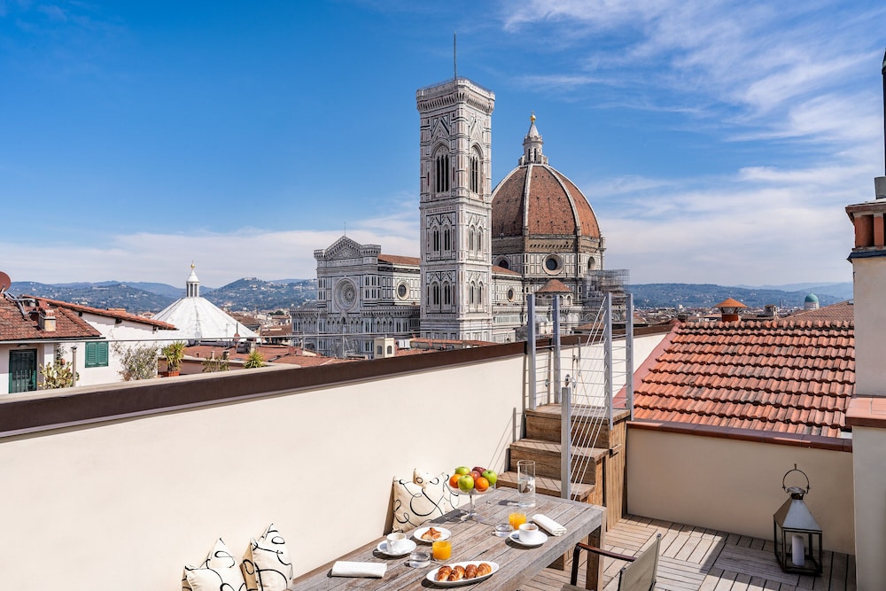 Apartment (Open Space with Duomo View) photo 2
