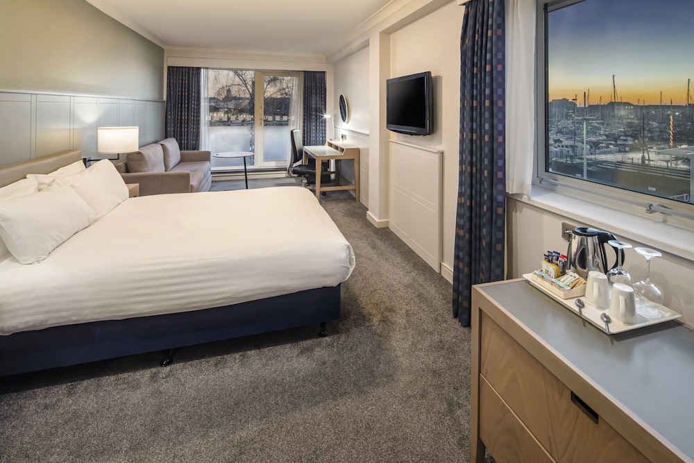 Premium Room, 1 Queen Bed with Sofa bed - Photo 4