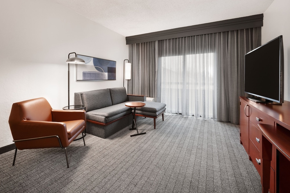 Suite, 1 Bedroom, Balcony - Photo 6