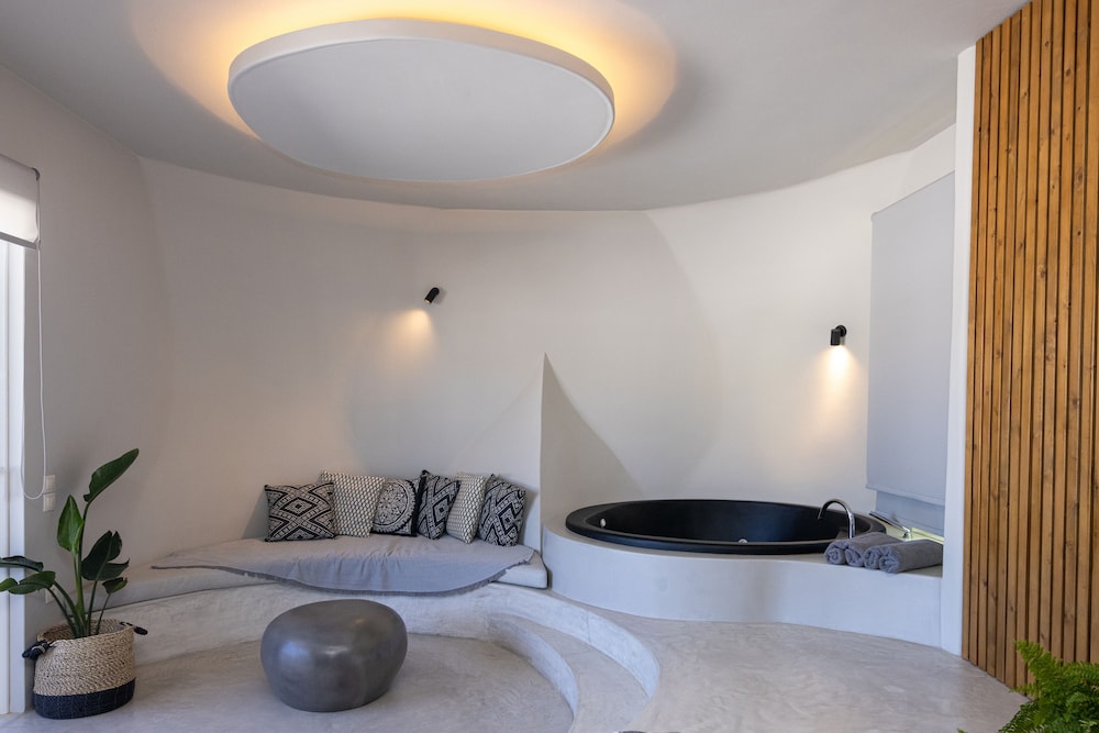 Deluxe Suite with Panoramic Sea View - Photo 12