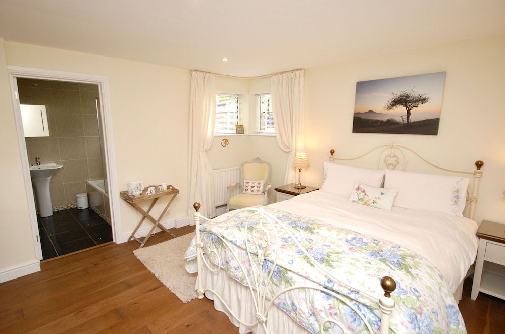 Room, 1 King Bed (The Holy Thorn Room ) photo 3