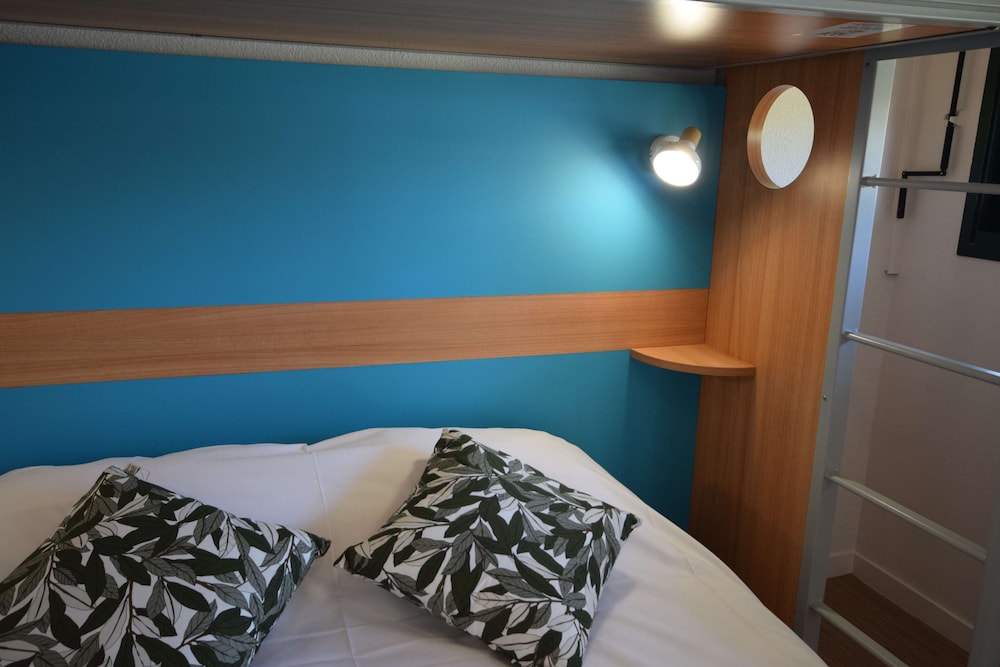 Standard Room, 3 Twin Beds - Photo 9