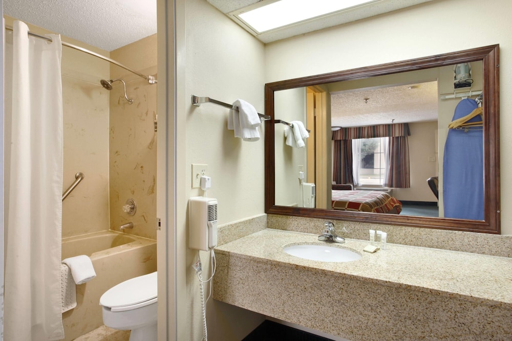 Standard Room, 2 Queen Beds - Photo 2