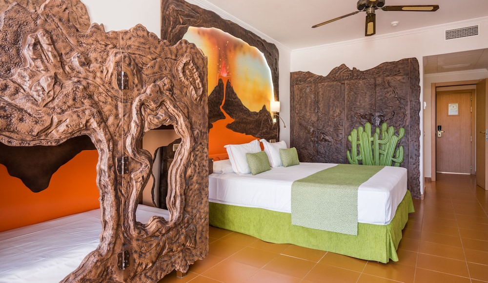 Double Room (Themed 2+2)
