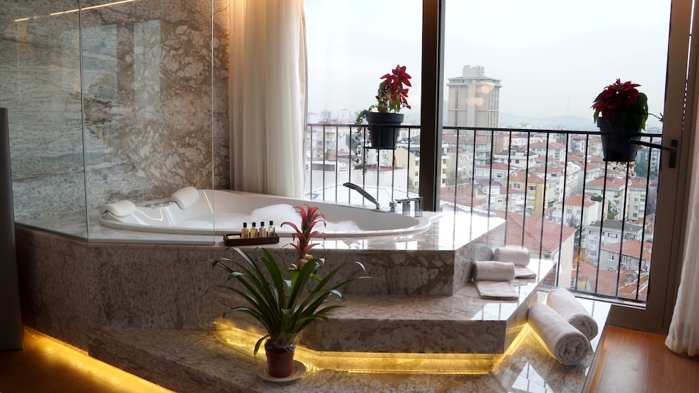 Luxury King Suite photo 3