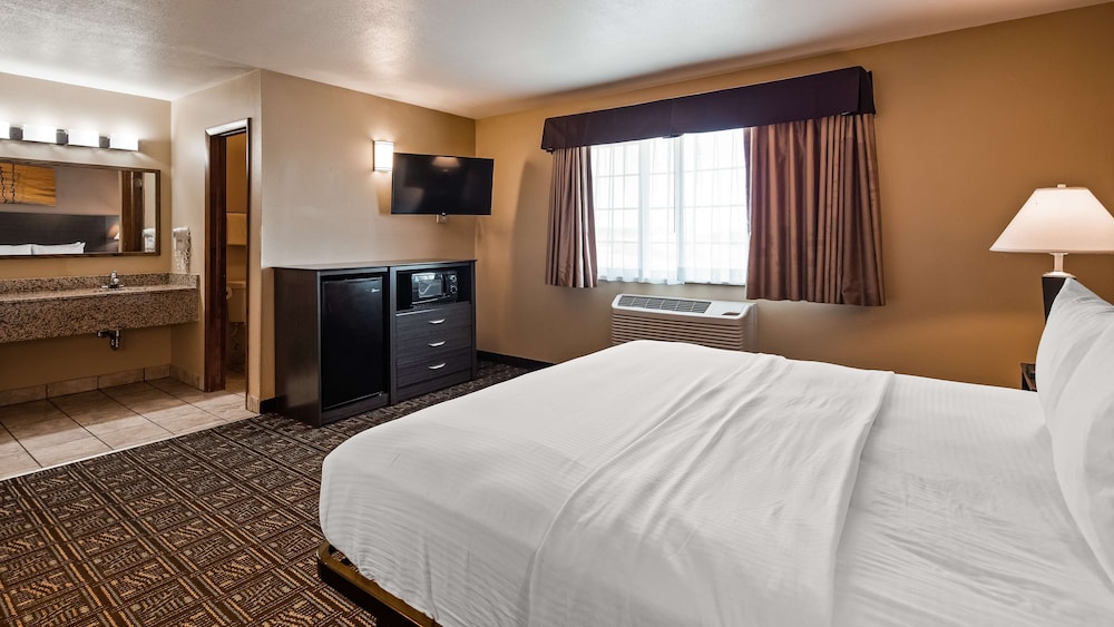 Standard Room, 1 King Bed, Non Smoking, Refrigerator & Microwave