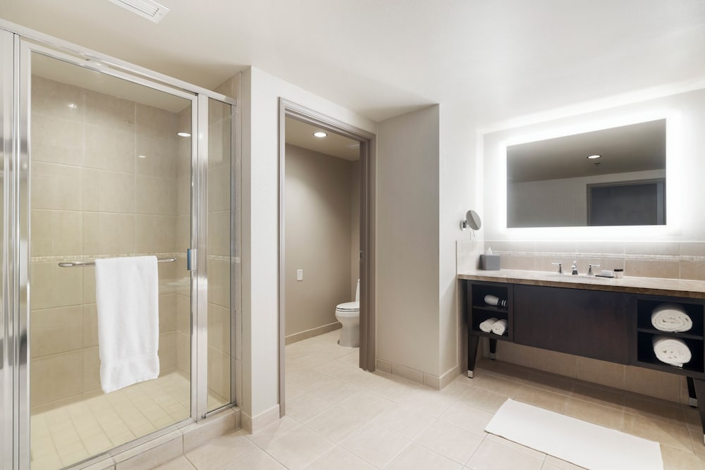 Suite, 1 King Bed, Pool View photo 2