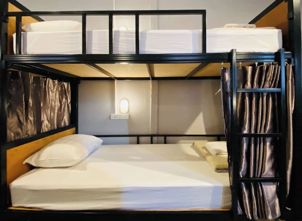 Female Dormitory Room, 8-Beds with Shared Bathroom photo 3