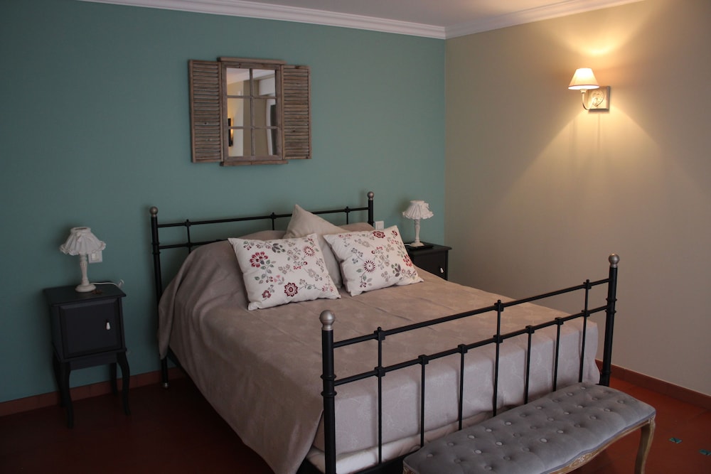 Traditional Room, 1 Queen Bed, Non Smoking, Courtyard View (Chambre Cottage)