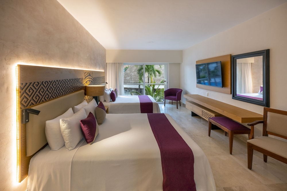 Superior Pool, 2 Queen Beds, Non-Smoking photo 2