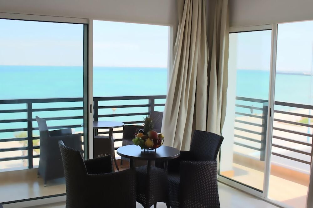 Junior Suite, 1 King Bed, Accessible