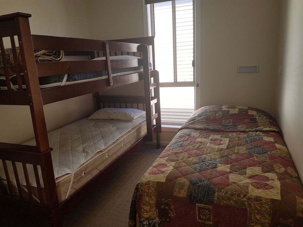 Accessible 3 Bedroom Waterfront Cabin (1 Queen, 1 Double, 2 Single, 1 Bunk) - 6 photo 2