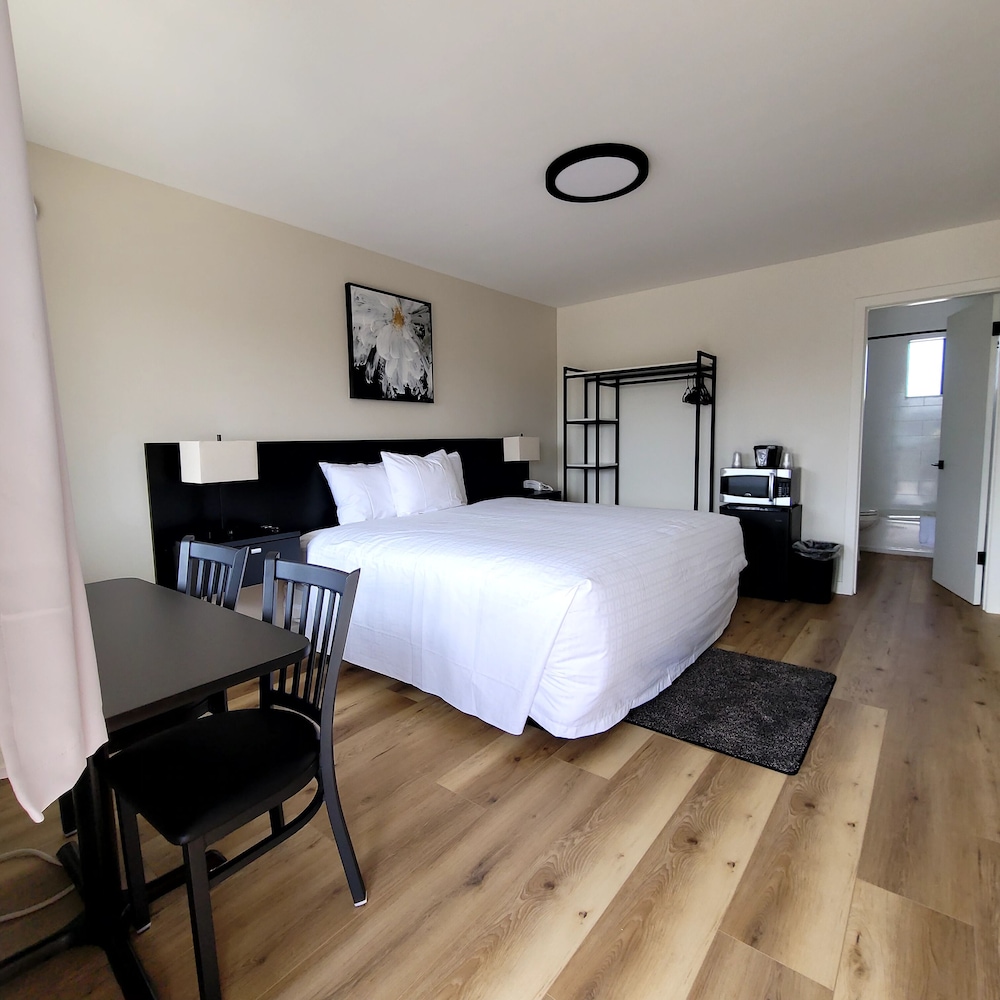 Deluxe Room, 1 King Bed photo 2