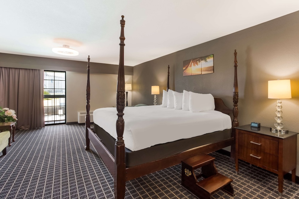 Suite, 1 King Bed, Balcony, Pool View (Four Poster Bed) photo 1