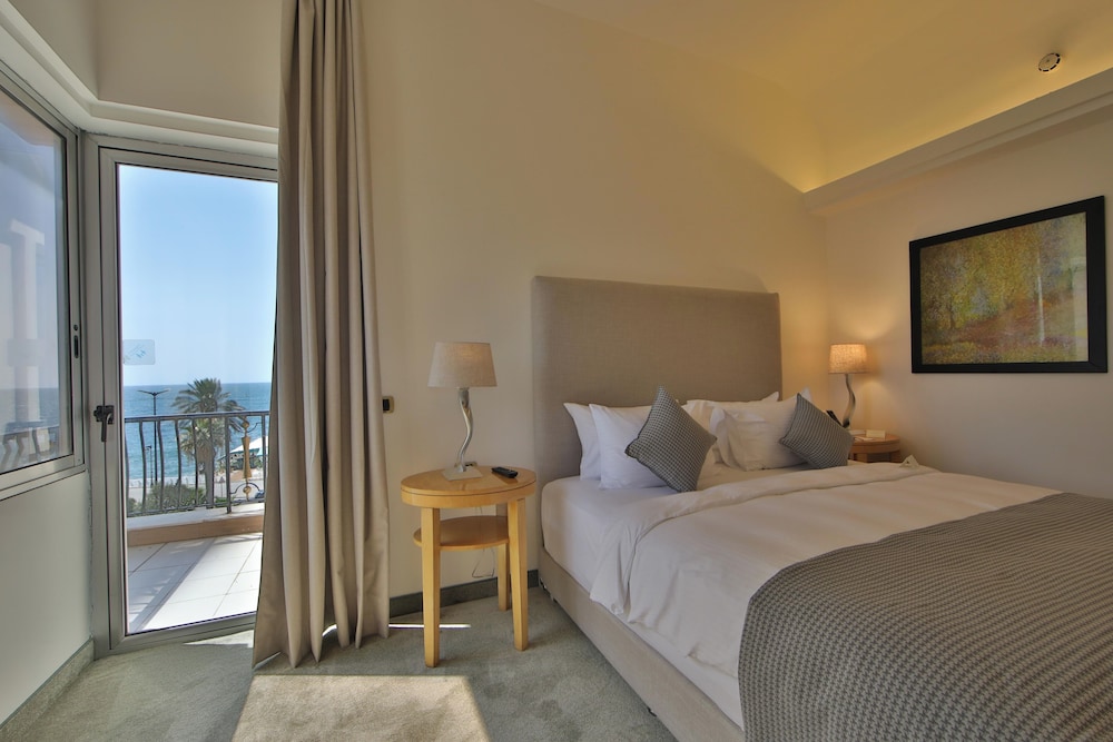 Deluxe Room Partial Sea View - Photo 2
