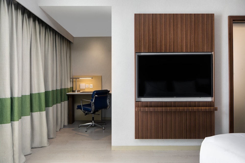 Deluxe Room, 1 Queen Bed, City View, Poolside - Photo 6
