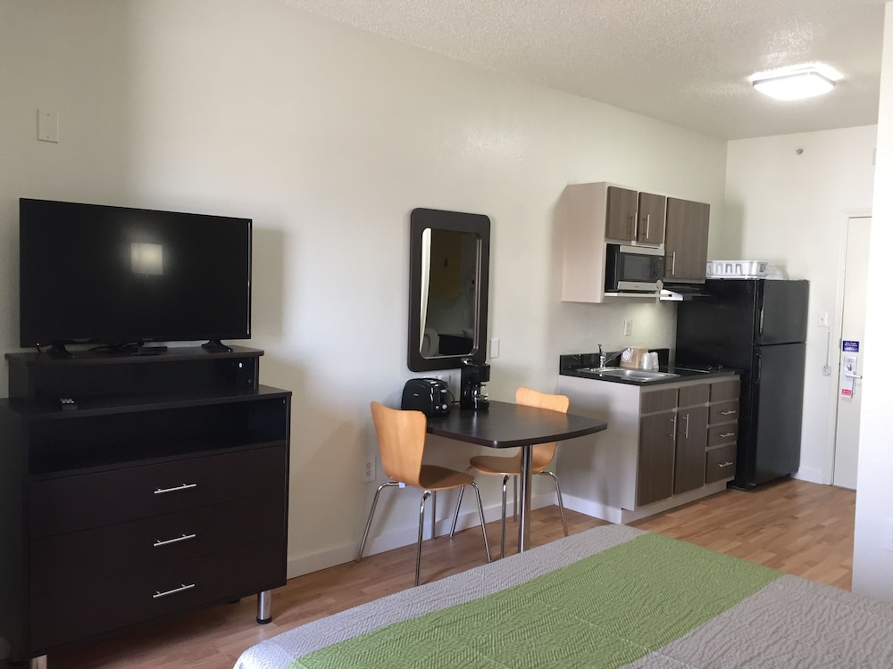 Deluxe Room, 1 Queen Bed, Smoking, Kitchenette photo 2