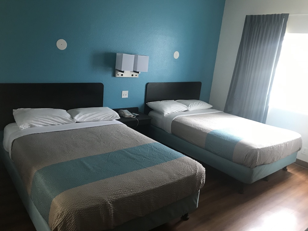 Standard Room, 2 Double Beds, Non Smoking photo 3