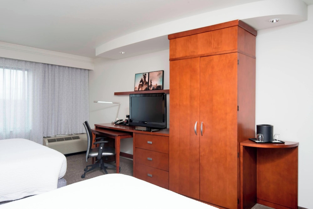 Room, 2 Queen Beds (Mobility Accessible, Tub) - Photo 2