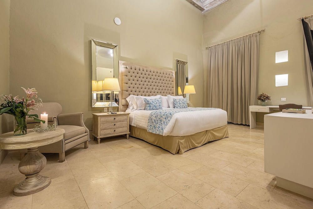 Colonial Deluxe, 1 King Bed photo 1