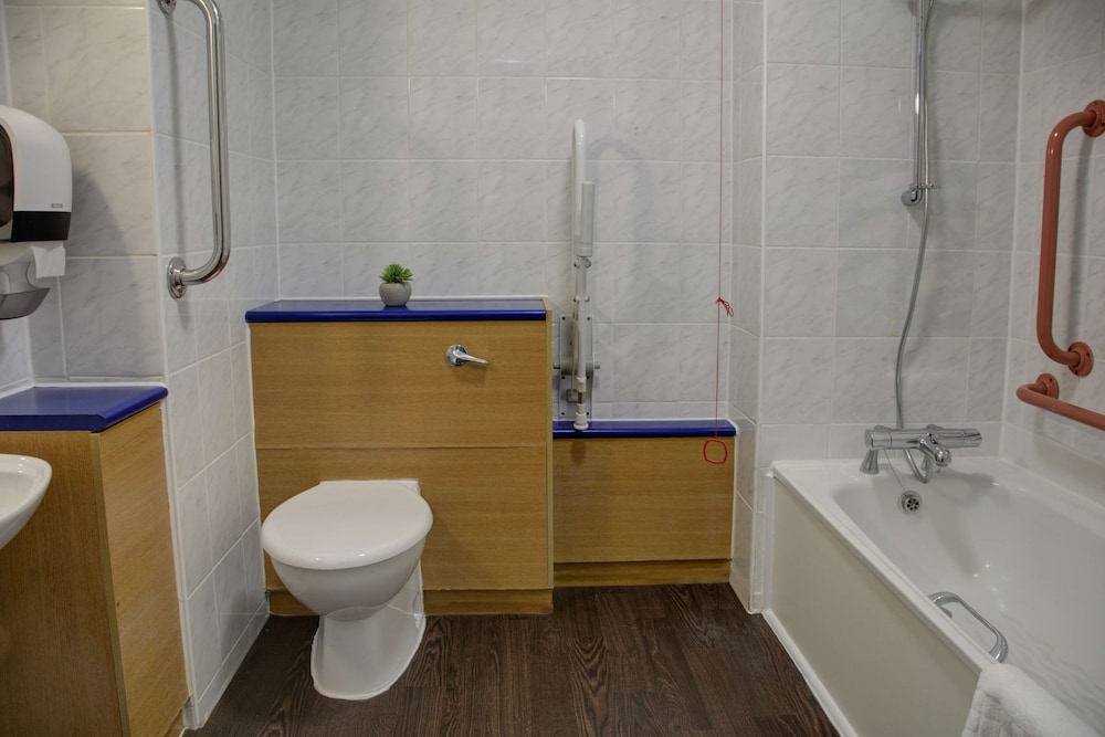 Standard Room, 1 Double Bed, Accessible, Bathtub - Photo 6